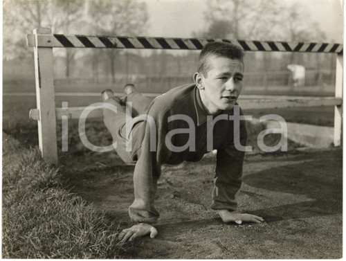 1958 LONDON HURLINGHAM CLUB - Runner Brian FROST during training session *Photo