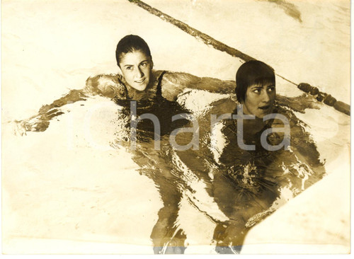 1958 TORINO Campionati Italiani NUOTO - Sandra VALLE riposa dopo la gara *Foto