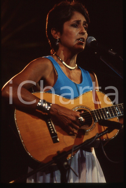 35mm vintage slide* 1988 MILANO Joan BAEZ Concerto in Piazzetta Reale (1) Diapositiva d'epoca, in formato 35 mm. CONDIZIONI: GOODE' severamente vietata la riproduzione. Tutti i diritti sono riservati. ICharta mette in vendita, sul negozio eBay e in esclusiva sul sito "icharta" il proprio archivio composto da numerose diapositive e negativi fotografici d'epoca, tutti originali e autentici, che attraversano la storia del costume italiano tra gli la fine degli anni Sessanta e Novanta.Si tratta di uno sguardo inedito sull'attualit&agrave;, la politica, la vita quotidiana, il gossip e la cultura, che fotografa il cambiamento della nazione in quest'ultimo scorcio del XX secolo. Un'occasione unica per il mercato del collezionismo, che vede finalmente disponibile un archivio eccezionale per vastit&agrave;, tematiche e condizioni, in un settore (il negativo fotografico e la diapositiva) di assoluta novit&agrave; e dalle interessanti prospettive di investimento.  originale e autentica 1
