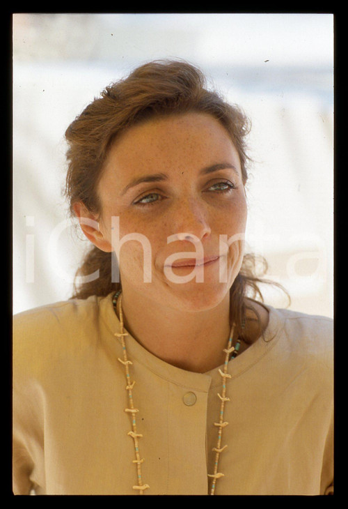 35mm vintage slide* 1990ca CINEMA Karen Jane ALLEN Ritratto dell'attrice (12) Diapositiva d'epoca, in formato 35 mm. CONDIZIONI: GOODE' severamente vietata la riproduzione. Tutti i diritti sono riservati.Nella diapositiva ICharta mette in vendita, sul negozio eBay e in esclusiva sul sito "icharta" il proprio archivio composto da numerose diapositive e negativi fotografici d'epoca, tutti originali e autentici, che attraversano la storia del costume italiano tra gli la fine degli anni Sessanta e Novanta.Si tratta di uno sguardo inedito sull'attualit&agrave;, la politica, la vita quotidiana, il gossip e la cultura, che fotografa il cambiamento della nazione in quest'ultimo scorcio del XX secolo. Un'occasione unica per il mercato del collezionismo, che vede finalmente disponibile un archivio eccezionale per vastit&agrave;, tematiche e condizioni, in un settore (il negativo fotografico e la diapositiva) di assoluta novit&agrave; e dalle interessanti prospettive di investimento.  originale e autentica 1