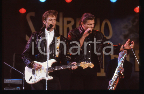 35mm vintage slide* 1991 SANREMO INTERNATIONAL Morten HARKET degli A-HA 6 Nella diapositiva compare anche Paul Waaktaar-SavoyDiapositiva d'epoca, in formato 35 mm. CONDIZIONI: GOODE' severamente vietata la riproduzione. Tutti i diritti sono riservati.Nella diapositiva ICharta mette in vendita, sul negozio eBay e in esclusiva sul sito "icharta" il proprio archivio composto da numerose diapositive e negativi fotografici d'epoca, tutti originali e autentici, che attraversano la storia del costume italiano tra gli la fine degli anni Sessanta e Novanta.Si tratta di uno sguardo inedito sull'attualit&agrave;, la politica, la vita quotidiana, il gossip e la cultura, che fotografa il cambiamento della nazione in quest'ultimo scorcio del XX secolo. Un'occasione unica per il mercato del collezionismo, che vede finalmente disponibile un archivio eccezionale per vastit&agrave;, tematiche e condizioni, in un settore (il negativo fotografico e la diapositiva) di assoluta novit&agrave; e dalle interessanti prospettive di investimento.  originale e autentica 1