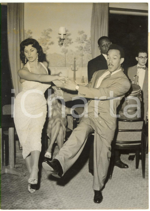 1960 ca PARIS - Gisèle ROBERT balla CHA CHA CHA con Pantaleón PÉREZ PRADO *Foto