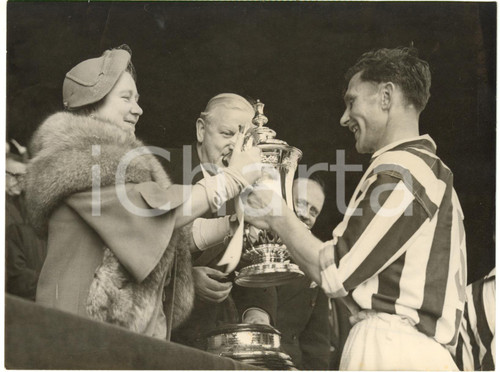 1954 LONDON Empire Stadium - Queen Elizabeth hands FA CUP to Len MILLARD *Photo