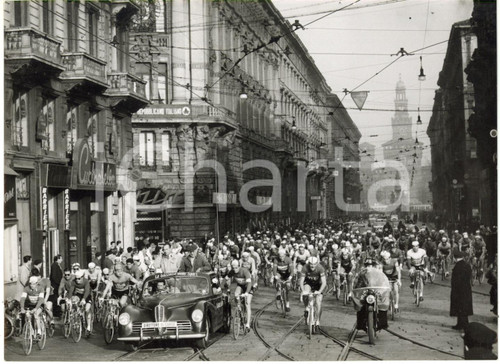 1955 MILANO CICLISMO - I corridori lungo Via Dante per la Milano-Sanremo *Foto