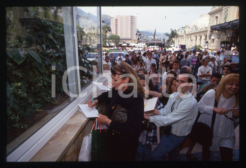 35mm vintage slide* 1990 ca COSTUME Ursula ANDRESS firma autografi ai fan (1)