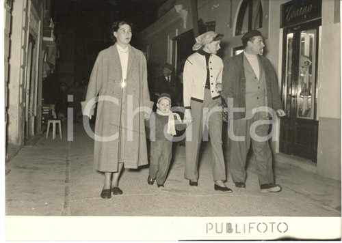 1953 CAPRI Ingrid BERGMAN e Roberto ROSSELLINI a passeggio con il figlio - Foto