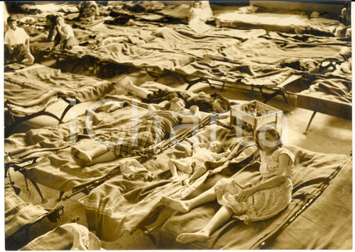 1957 ALLUVIONE POLESINE CONTARINA Sfollati sistemati nella sala da ballo *Foto