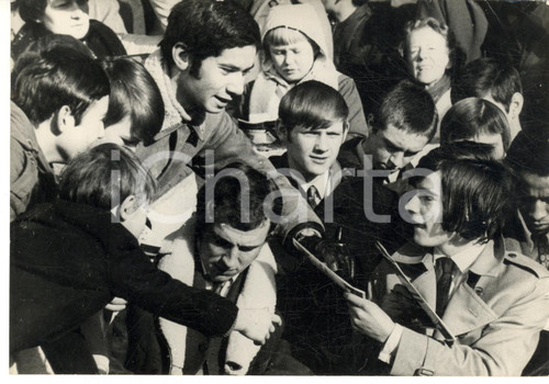 1970 CALCIO LONDON ARSENAL Peter MARINELLO firma autografi allo stadio *Foto