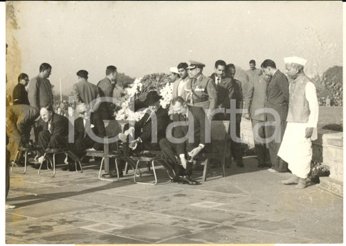 1959 NEW DELHI (INDIA) Dwight EISENHOWER visiting Gandhi Memorial *DAMAGED photo