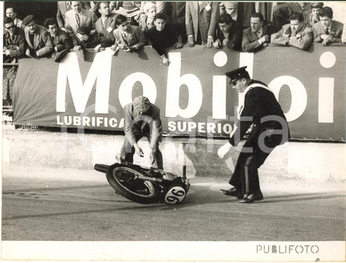 1955 OSPEDALETTI MOTOCICLISMO Recupero moto di Aldo BRINI *Foto 24x18 cm Fotografia d'epoca con didascalia coeva.  CONDIZIONI: G (ma piegatura al margine inferiore)FORMATO: 24x18 cm     originale e autentica 1