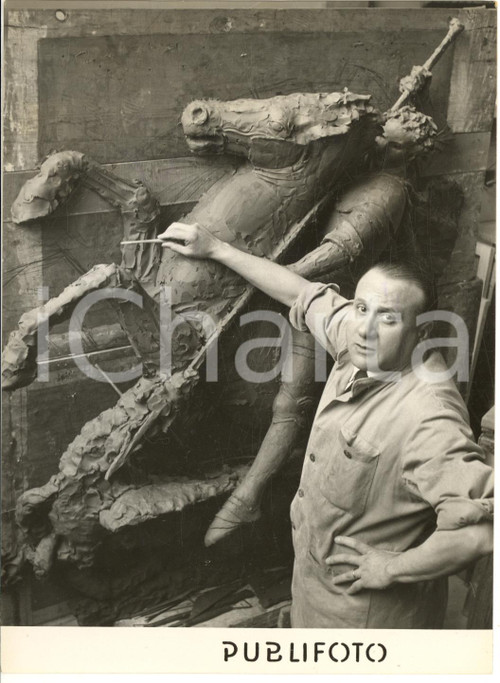 1953 MILANO Accademia di BRERA Scultore Francesco MESSINA nel suo studio *Foto