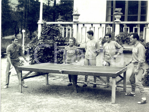 1966 TARTAVALLE I ciclisti azzurri giocano a ping pong durante una pausa- Foto