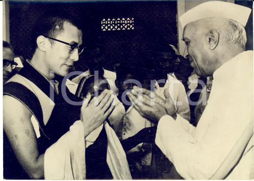 1959 NEW DELHI Dalai Lama wishing bon voyage to Jawaharlal NEHRU *Photo Fotografia d'epoca con didascalia coeva.  CONDIZIONI: GFORMATO: 18x13 cm      originale e autentica 1