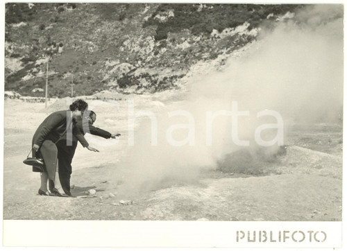 1957 POZZUOLI (NA) Turisti visitano nuovo cratere della Solfatara *Foto 18x13 cm