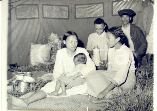1959 ALLUVIONE DEL MADAGASCAR Famiglia in una tenda a BETONGOLO Foto DANNEGGIATA