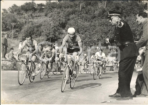 1957 CICLISMO GIRO D'ITALIA 8^ TAPPA Pasquale FORNARA guida il gruppo - Foto