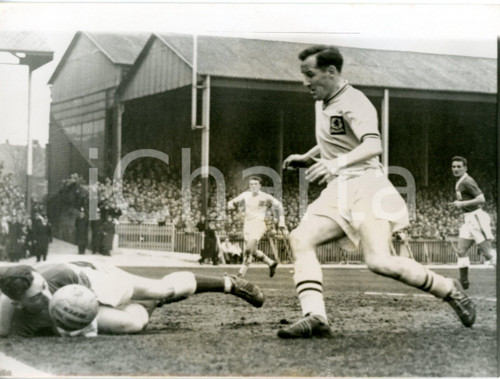 1959 FOOTBALL FA CUP Nottingham Forest-Aston Villa - A face save by John THOMSON