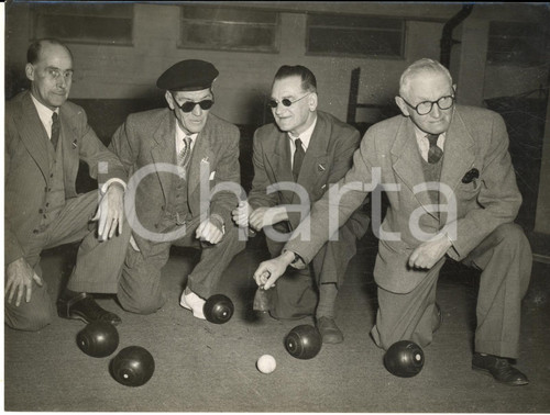 1954 HOVE (UK) King Alfred Sports Centre - Blind bowlers kneel behind the woods