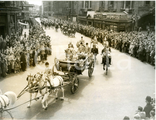 1958 LONDON - Queen Elizabeth II and Giovanni GRONCHI leaving Victoria Station