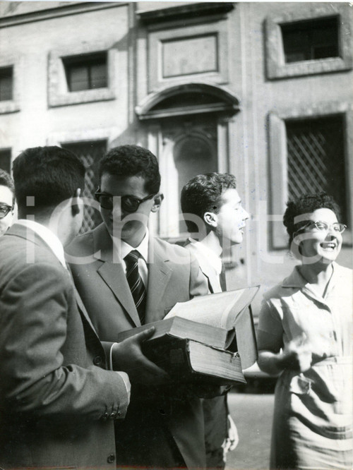 1960 ROMA Esami di maturità - Studenti in attesa delle prove scritte *Foto