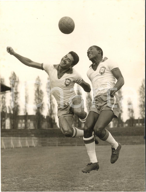 1956 LONDON DULWICH Nilton SANTOS Djalma SANTOS train for Brazil football team