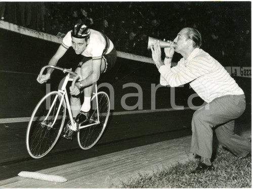 1957 MILANO Vigorelli - CICLISMO "Record dell'ora" - Roger RIVIÈRE in gara *Foto