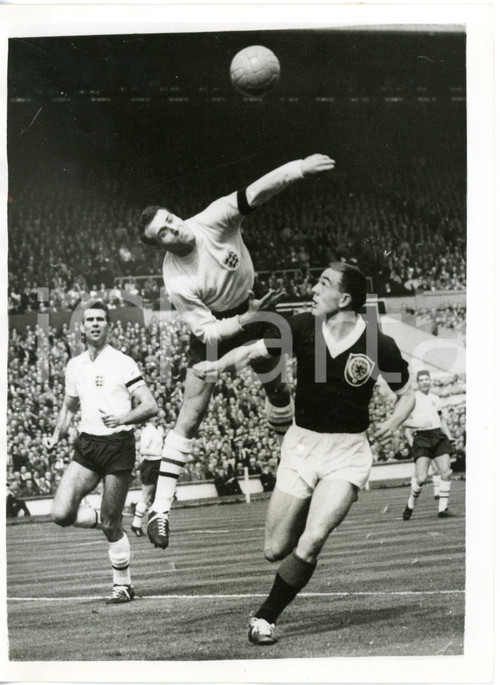 1961 LONDON Wembley - FOOTBALL England-Scotland - Ron SPRINGETT pushing the ball