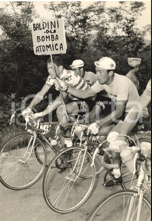 1959 CICLISMO GIRO D'ITALIA Charly GAUL tifa per Ercole BALDINI *Foto 13x18 cm