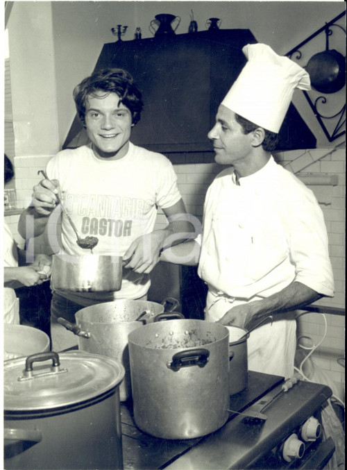 1969 MILANO Massimo RANIERI assaggia il ragù nella cucina di un albergo *Foto