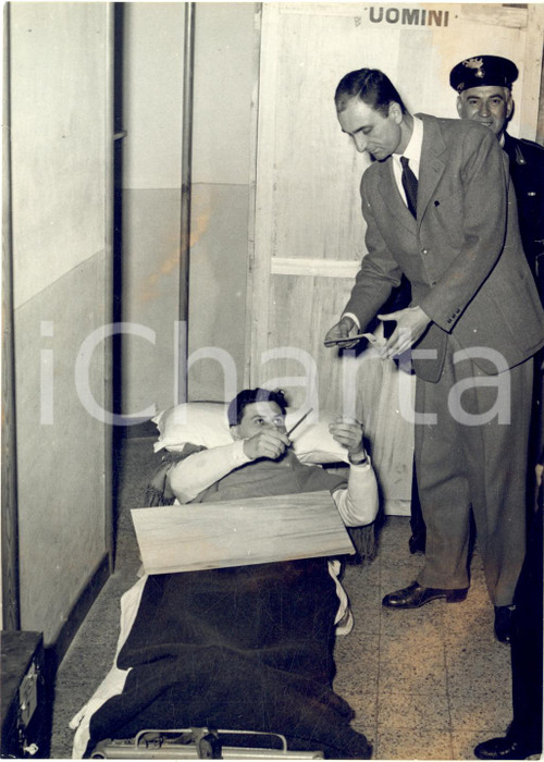 1953 MILANO Elezioni politiche - Un infermo alle urne - Fotografia 13x18 cm