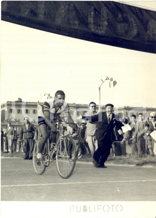 1953 CICLISMO GIRO DI CAMPANIA - NAPOLI ARENACCIA - Arrivo vincitore Dino GROSSO