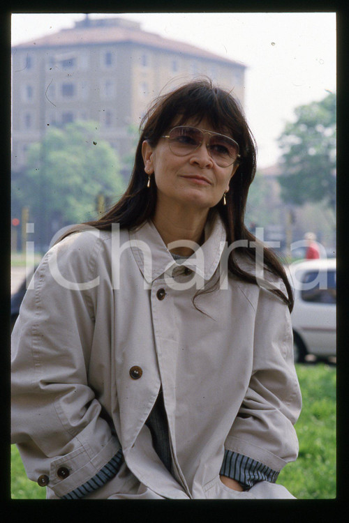 35mm vintage slide* 1995 ca MILANO - TEATRO Anna Maria GUARNIERI (13)  Diapositiva d'epoca, in formato 35 mm.CONDIZIONI: GOODE' severamente vietata la riproduzione. Tutti i diritti sono riservati.Nella diapositiva ICharta mette in vendita, sul negozio eBay e in esclusiva sul sito "icharta" il proprio archivio composto da numerose diapositive e negativi fotografici d'epoca, tutti originali e autentici, che attraversano la storia del costume italiano tra gli la fine degli anni Sessanta e Novanta.Si tratta di uno sguardo inedito sull'attualit&agrave;, la politica, la vita quotidiana, il gossip e la cultura, che fotografa il cambiamento della nazione in quest'ultimo scorcio del XX secolo. Un'occasione unica per il mercato del collezionismo, che vede finalmente disponibile un archivio eccezionale per vastit&agrave;, tematiche e condizioni, in un settore (il negativo fotografico e la diapositiva) di assoluta novit&agrave; e dalle interessanti prospettive di investimento.  FAIR/discreto   originale e autentica 1