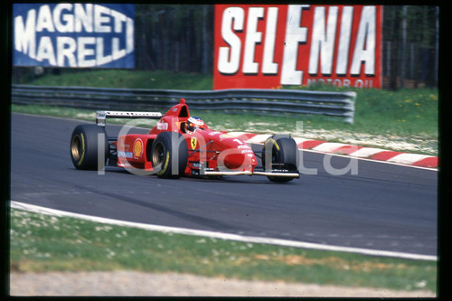 35mm vintage slide* 1990 ca FORMULA 1 Michael SCHUMACHER Pilota FERRARI (262)  Diapositiva d'epoca, in formato 35 mm.CONDIZIONI: GOODE' severamente vietata la riproduzione. Tutti i diritti sono riservati.Nella diapositiva ICharta mette in vendita, sul negozio eBay e in esclusiva sul sito "icharta" il proprio archivio composto da numerose diapositive e negativi fotografici d'epoca, tutti originali e autentici, che attraversano la storia del costume italiano tra gli la fine degli anni Sessanta e Novanta.Si tratta di uno sguardo inedito sull'attualit&agrave;, la politica, la vita quotidiana, il gossip e la cultura, che fotografa il cambiamento della nazione in quest'ultimo scorcio del XX secolo. Un'occasione unica per il mercato del collezionismo, che vede finalmente disponibile un archivio eccezionale per vastit&agrave;, tematiche e condizioni, in un settore (il negativo fotografico e la diapositiva) di assoluta novit&agrave; e dalle interessanti prospettive di investimento.  FAIR/discreto   originale e autentica 1