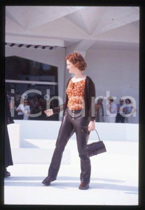 35mm vintage slide* 2000 VENICE Italy film festival Jennifer Jason LEIGH (124)  Diapositiva d'epoca, in formato 35 mm.CONDIZIONI: GOODE' severamente vietata la riproduzione. Tutti i diritti sono riservati.Nella diapositiva ICharta mette in vendita, sul negozio eBay e in esclusiva sul sito "icharta" il proprio archivio composto da numerose diapositive e negativi fotografici d'epoca, tutti originali e autentici, che attraversano la storia del costume italiano tra gli la fine degli anni Sessanta e Novanta.Si tratta di uno sguardo inedito sull'attualit&agrave;, la politica, la vita quotidiana, il gossip e la cultura, che fotografa il cambiamento della nazione in quest'ultimo scorcio del XX secolo. Un'occasione unica per il mercato del collezionismo, che vede finalmente disponibile un archivio eccezionale per vastit&agrave;, tematiche e condizioni, in un settore (il negativo fotografico e la diapositiva) di assoluta novit&agrave; e dalle interessanti prospettive di investimento.  FAIR/discreto   originale e autentica 1