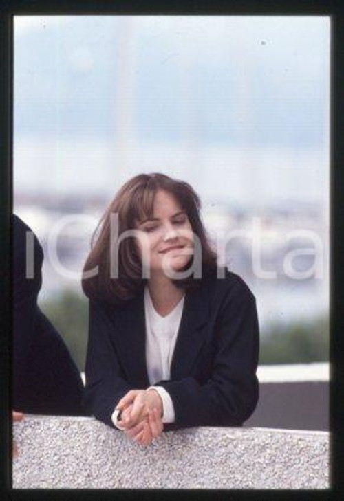 35mm vintage slide* 1994 CINEMA actress Jennifer Jason LEIGH (136)  Diapositiva d'epoca, in formato 35 mm.CONDIZIONI: GOODE' severamente vietata la riproduzione. Tutti i diritti sono riservati.Nella diapositiva ICharta mette in vendita, sul negozio eBay e in esclusiva sul sito "icharta" il proprio archivio composto da numerose diapositive e negativi fotografici d'epoca, tutti originali e autentici, che attraversano la storia del costume italiano tra gli la fine degli anni Sessanta e Novanta.Si tratta di uno sguardo inedito sull'attualit&agrave;, la politica, la vita quotidiana, il gossip e la cultura, che fotografa il cambiamento della nazione in quest'ultimo scorcio del XX secolo. Un'occasione unica per il mercato del collezionismo, che vede finalmente disponibile un archivio eccezionale per vastit&agrave;, tematiche e condizioni, in un settore (il negativo fotografico e la diapositiva) di assoluta novit&agrave; e dalle interessanti prospettive di investimento.  FAIR/discreto   originale e autentica 1