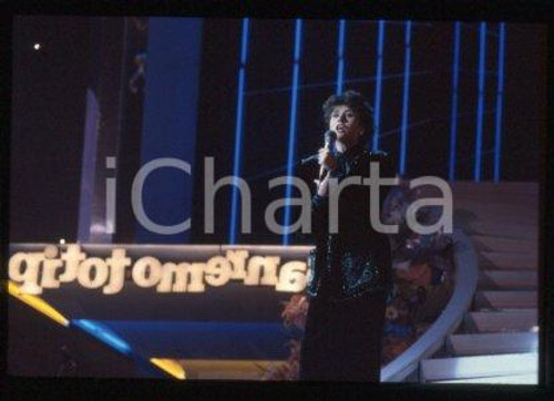 35mm vintage slide* 1985 ca ITALIA - MUSICA Gigliola CINQUETTI Ritratto (51)  Diapositiva d'epoca, in formato 35 mm.CONDIZIONI: GOODE' severamente vietata la riproduzione. Tutti i diritti sono riservati.Nella diapositiva ICharta mette in vendita, sul negozio eBay e in esclusiva sul sito "icharta" il proprio archivio composto da numerose diapositive e negativi fotografici d'epoca, tutti originali e autentici, che attraversano la storia del costume italiano tra gli la fine degli anni Sessanta e Novanta.Si tratta di uno sguardo inedito sull'attualit&agrave;, la politica, la vita quotidiana, il gossip e la cultura, che fotografa il cambiamento della nazione in quest'ultimo scorcio del XX secolo. Un'occasione unica per il mercato del collezionismo, che vede finalmente disponibile un archivio eccezionale per vastit&agrave;, tematiche e condizioni, in un settore (il negativo fotografico e la diapositiva) di assoluta novit&agrave; e dalle interessanti prospettive di investimento. GOOD/buono   originale e autentica 1