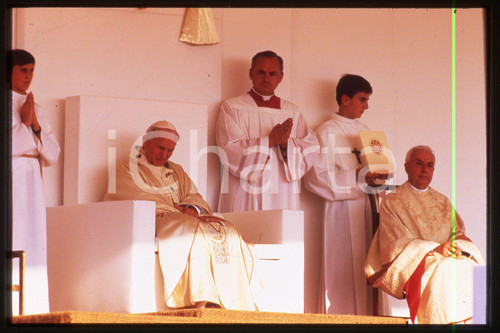 35mm vintage slide* 1986 LYON - FRANCE Giovanni Paolo II (17)  Diapositiva d'epoca, in formato 35 mm.CONDIZIONI: GOODE' severamente vietata la riproduzione. Tutti i diritti sono riservati.Nella diapositiva ICharta mette in vendita, sul negozio eBay e in esclusiva sul sito "icharta" il proprio archivio composto da numerose diapositive e negativi fotografici d'epoca, tutti originali e autentici, che attraversano la storia del costume italiano tra gli la fine degli anni Sessanta e Novanta.Si tratta di uno sguardo inedito sull'attualit&agrave;, la politica, la vita quotidiana, il gossip e la cultura, che fotografa il cambiamento della nazione in quest'ultimo scorcio del XX secolo. Un'occasione unica per il mercato del collezionismo, che vede finalmente disponibile un archivio eccezionale per vastit&agrave;, tematiche e condizioni, in un settore (il negativo fotografico e la diapositiva) di assoluta novit&agrave; e dalle interessanti prospettive di investimento.  FAIR/discreto   originale e autentica 1