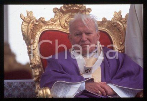 35mm vintage slide* 1995 CASTELPETROSO Giovanni Paolo II  Diapositiva d'epoca, in formato 35 mm.CONDIZIONI: GOODE' severamente vietata la riproduzione. Tutti i diritti sono riservati.Nella diapositiva ICharta mette in vendita, sul negozio eBay e in esclusiva sul sito "icharta" il proprio archivio composto da numerose diapositive e negativi fotografici d'epoca, tutti originali e autentici, che attraversano la storia del costume italiano tra gli la fine degli anni Sessanta e Novanta.Si tratta di uno sguardo inedito sull'attualit&agrave;, la politica, la vita quotidiana, il gossip e la cultura, che fotografa il cambiamento della nazione in quest'ultimo scorcio del XX secolo. Un'occasione unica per il mercato del collezionismo, che vede finalmente disponibile un archivio eccezionale per vastit&agrave;, tematiche e condizioni, in un settore (il negativo fotografico e la diapositiva) di assoluta novit&agrave; e dalle interessanti prospettive di investimento.  FAIR/discreto   originale e autentica 1