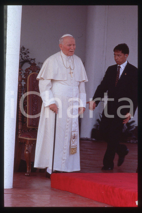 35mm vintage slide* 1995, Manille, GIOVANNI PAOLO II, COSTUME  Diapositiva d'epoca, in formato 35 mm.CONDIZIONI: GOODE' severamente vietata la riproduzione. Tutti i diritti sono riservati.Nella diapositiva ICharta mette in vendita, sul negozio eBay e in esclusiva sul sito "icharta" il proprio archivio composto da numerose diapositive e negativi fotografici d'epoca, tutti originali e autentici, che attraversano la storia del costume italiano tra gli la fine degli anni Sessanta e Novanta.Si tratta di uno sguardo inedito sull'attualit&agrave;, la politica, la vita quotidiana, il gossip e la cultura, che fotografa il cambiamento della nazione in quest'ultimo scorcio del XX secolo. Un'occasione unica per il mercato del collezionismo, che vede finalmente disponibile un archivio eccezionale per vastit&agrave;, tematiche e condizioni, in un settore (il negativo fotografico e la diapositiva) di assoluta novit&agrave; e dalle interessanti prospettive di investimento.  FAIR/discreto   originale e autentica 1