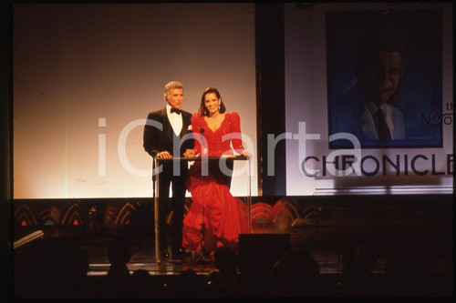 35mm vintage slide*1986 CALIFORNIA actress Barbara CARRERA and Ricardo MONTALBAN  Diapositiva d'epoca, in formato 35 mm.CONDIZIONI: GOODE' severamente vietata la riproduzione. Tutti i diritti sono riservati.Nella diapositiva ICharta mette in vendita, sul negozio eBay e in esclusiva sul sito "icharta" il proprio archivio composto da numerose diapositive e negativi fotografici d'epoca, tutti originali e autentici, che attraversano la storia del costume italiano tra gli la fine degli anni Sessanta e Novanta.Si tratta di uno sguardo inedito sull'attualit&agrave;, la politica, la vita quotidiana, il gossip e la cultura, che fotografa il cambiamento della nazione in quest'ultimo scorcio del XX secolo. Un'occasione unica per il mercato del collezionismo, che vede finalmente disponibile un archivio eccezionale per vastit&agrave;, tematiche e condizioni, in un settore (il negativo fotografico e la diapositiva) di assoluta novit&agrave; e dalle interessanti prospettive di investimento.  FAIR/discreto   originale e autentica 1