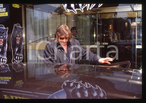35mm vintage slide* 1989 CANNES Gérard DEPARDIEU Festival del cinema (16) La diapositiva &egrave; stata scattata in occasione della presentazione del film "Troppo bella per te!" al 42&deg; Festival del cinema di Cannes. CONDIZIONI: GOOD Tutti i diritti riservati.E' severamente vietata la riproduzione.  ICharta mette in vendita, sul negozio eBay e in esclusiva sul sito "icharta" il proprio archivio composto da numerose diapositive e negativi fotografici d'epoca, tutti originali e autentici, che attraversano la storia del costume italiano tra gli la fine degli anni Sessanta e Novanta.Si tratta di uno sguardo inedito sull'attualit&agrave;, la politica, la vita quotidiana, il gossip e la cultura, che fotografa il cambiamento della nazione in quest'ultimo scorcio del XX secolo. Un'occasione unica per il mercato del collezionismo, che vede finalmente disponibile un archivio eccezionale per vastit&agrave;, tematiche e condizioni, in un settore (il negativo fotografico e la diapositiva) di assoluta novit&agrave; e dalle interessanti prospettive di investimento.     originale e autentica 1