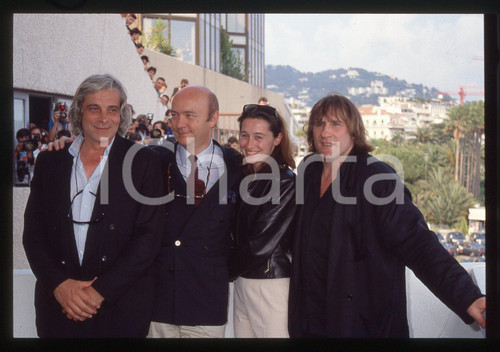 35mm vintage slide* 1990 CANNES Gérard DEPARDIEU Anne BROCHET Jacques WEBER (2) La diapositiva &egrave; stata scattata in occasione della presentazione del film "Cyrano de Bergerac" al 43&deg; Festival del cinema di Cannes e compare inoltre Jean-Paul Rappeneau. CONDIZIONI: GOOD Tutti i diritti riservati.E' severamente vietata la riproduzione.  ICharta mette in vendita, sul negozio eBay e in esclusiva sul sito "icharta" il proprio archivio composto da numerose diapositive e negativi fotografici d'epoca, tutti originali e autentici, che attraversano la storia del costume italiano tra gli la fine degli anni Sessanta e Novanta.Si tratta di uno sguardo inedito sull'attualit&agrave;, la politica, la vita quotidiana, il gossip e la cultura, che fotografa il cambiamento della nazione in quest'ultimo scorcio del XX secolo. Un'occasione unica per il mercato del collezionismo, che vede finalmente disponibile un archivio eccezionale per vastit&agrave;, tematiche e condizioni, in un settore (il negativo fotografico e la diapositiva) di assoluta novit&agrave; e dalle interessanti prospettive di investimento.     originale e autentica 1