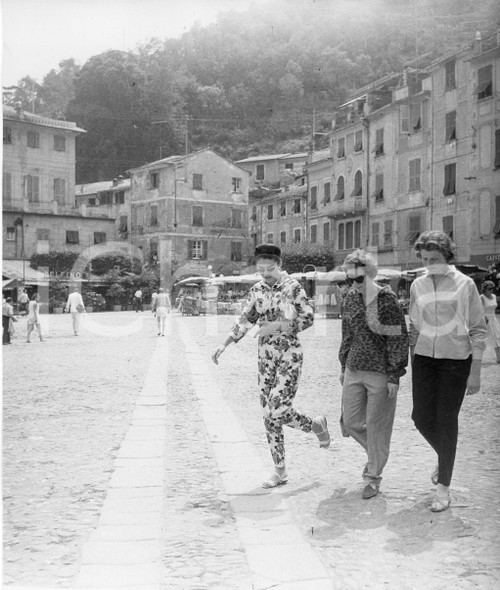 1959 PORTOFINO Maria CALLAS con Clementine e Sarah CHURCHILL (1) Foto 18x20 1959Fotografia vintage rara d'epoca.Timbro archivio Publifoto Genova al verso.FORMATO: 18x20 cm CONDIZIONI: G (minimi difetti di stampa)ICHARTA mette in vendita le stampe vintage della collezione Publifoto Genova, per la maggior parte inedita o in tiratura di pochi esemplari. Si tratta di un'ottima opportunit&agrave; di investimento per i collezionisti di fotografie d'epoca.    originale e autentica 1