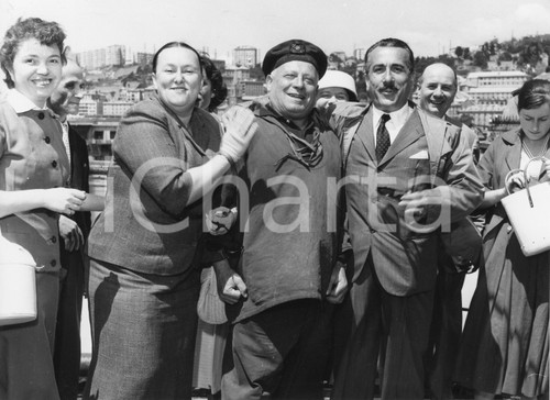 1956 GENOVA M/N AUGUSTUS - Peppino DE FILIPPO e Ave NINCHI in partenza (3) Foto 1956Fotografia vintage rara d'epoca.Timbro archivio Publifoto Genova al verso.FORMATO: 24x18 cm CONDIZIONI: G (minimi difetti di stampa)ICHARTA mette in vendita le stampe vintage della collezione Publifoto Genova, per la maggior parte inedita o in tiratura di pochi esemplari. Si tratta di un'ottima opportunit&agrave; di investimento per i collezionisti di fotografie d'epoca.    originale e autentica 1