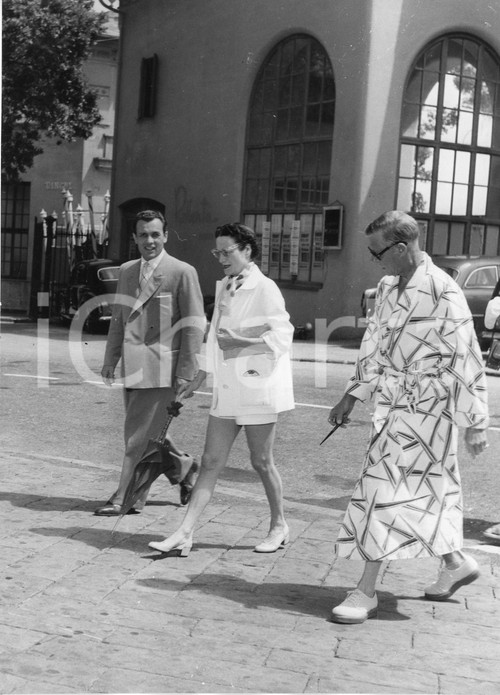 1953 RAPALLO Duchi di WINDSOR a passeggio - Foto vintage 18x24 cm 1953Fotografia vintage rara d'epoca.Timbro archivio Publifoto Genova al verso.FORMATO: 18x24 cm CONDIZIONI: G (ma difetti di stampa)ICHARTA mette in vendita le stampe vintage della collezione Publifoto Genova, per la maggior parte inedita o in tiratura di pochi esemplari. Si tratta di un'ottima opportunit&agrave; di investimento per i collezionisti di fotografie d'epoca.    originale e autentica 1