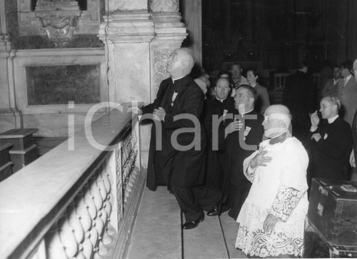 1954 GENOVA Cardinale Francis Joseph SPELLMAN in preghiera (1) Foto 24x18 cm 1954Fotografia vintage rara d'epoca.Timbro archivio Publifoto Genova al verso.FORMATO: 24x18 cm CONDIZIONI: GICHARTA mette in vendita le stampe vintage della collezione Publifoto Genova, per la maggior parte inedita o in tiratura di pochi esemplari. Si tratta di un'ottima opportunit&agrave; di investimento per i collezionisti di fotografie d'epoca.    originale e autentica 1