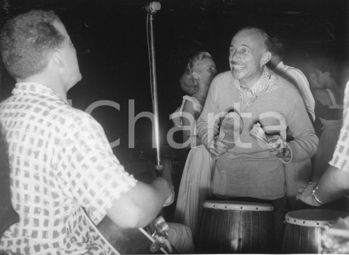 1952 SANTA MARGHERITA LIGURE Serata danzante al "Barracuda" (4) Foto 24x18 cm 1952Fotografia vintage rara d'epoca.Timbro archivio Publifoto Genova al verso.FORMATO: 24x18 cm CONDIZIONI: FAIR (lievi increspature e minimi difetti di stampa)ICHARTA mette in vendita le stampe vintage della collezione Publifoto Genova, per la maggior parte inedita o in tiratura di pochi esemplari. Si tratta di un'ottima opportunit&agrave; di investimento per i collezionisti di fotografie d'epoca.    originale e autentica 1
