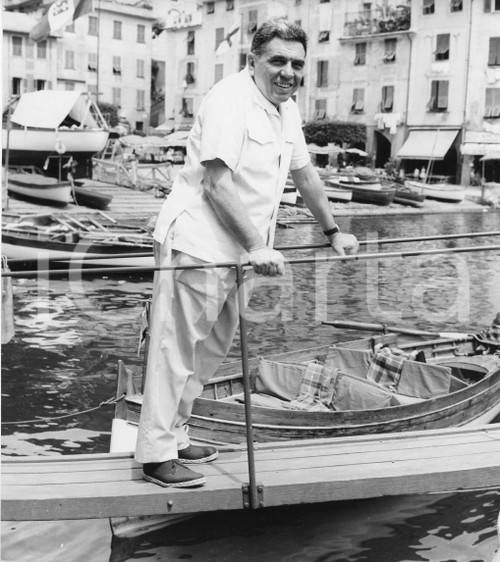 1962 PORTOFINO Compositore Giovanni D'ANZI in vacanza - Foto 18x20 cm 1962Fotografia vintage rara d'epoca.Timbro archivio Publifoto Genova al verso.FORMATO: 18x20 cm CONDIZIONI: FAIR (increspature marginali; difetti di stampa)ICHARTA mette in vendita le stampe vintage della collezione Publifoto Genova, per la maggior parte inedita o in tiratura di pochi esemplari. Si tratta di un'ottima opportunit&agrave; di investimento per i collezionisti di fotografie d'epoca.    originale e autentica 1