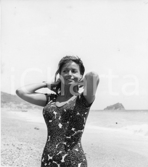 1961 SPOTORNO Attrice Eva BARTOK in spiaggia (2) Foto vintage 18x20 cm 1961Fotografia vintage rara d'epoca.Timbro archivio Publifoto Genova al verso.FORMATO: 18x20 cm CONDIZIONI: G (lievi difetti di stampa)ICHARTA mette in vendita le stampe vintage della collezione Publifoto Genova, per la maggior parte inedita o in tiratura di pochi esemplari. Si tratta di un'ottima opportunit&agrave; di investimento per i collezionisti di fotografie d'epoca.    originale e autentica 1