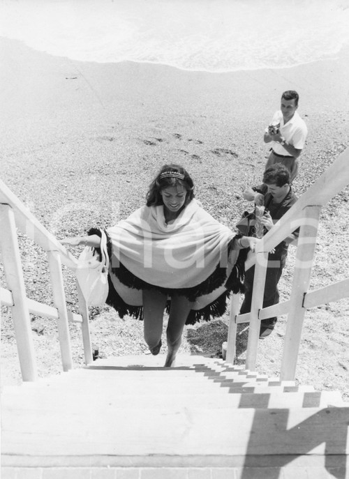 1961 SPOTORNO Attrice Eva BARTOK in spiaggia (4) Foto vintage 18x24 cm 1961Fotografia vintage rara d'epoca.Timbro archivio Publifoto Genova al verso.FORMATO: 18x20 cm CONDIZIONI: G (lievi difetti di stampa)ICHARTA mette in vendita le stampe vintage della collezione Publifoto Genova, per la maggior parte inedita o in tiratura di pochi esemplari. Si tratta di un'ottima opportunit&agrave; di investimento per i collezionisti di fotografie d'epoca.    originale e autentica 1